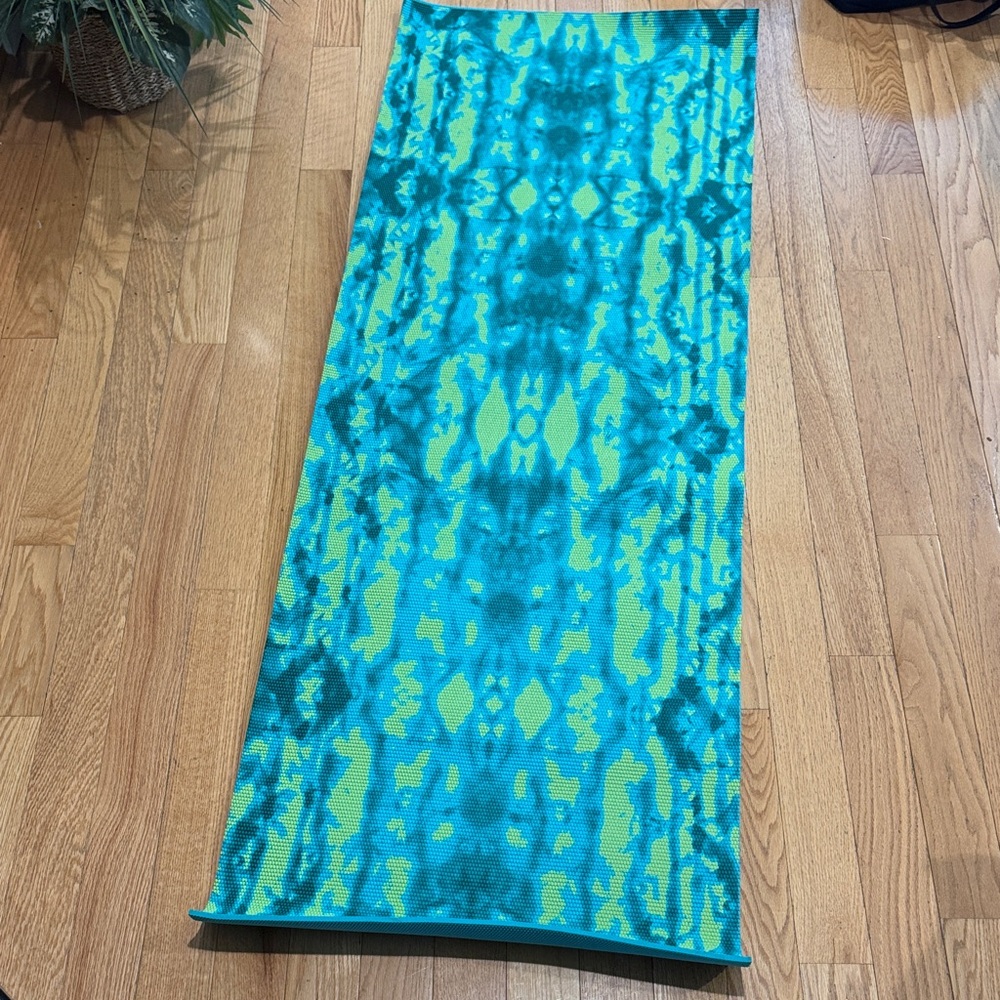 Gaiam Aqua & lime green Patterned reversible yoga mat